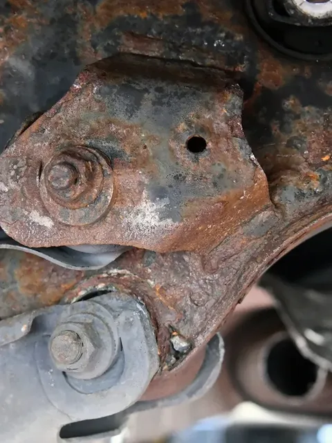 Korozja mocowania tylnego zawieszenia BMW serii 1 E87